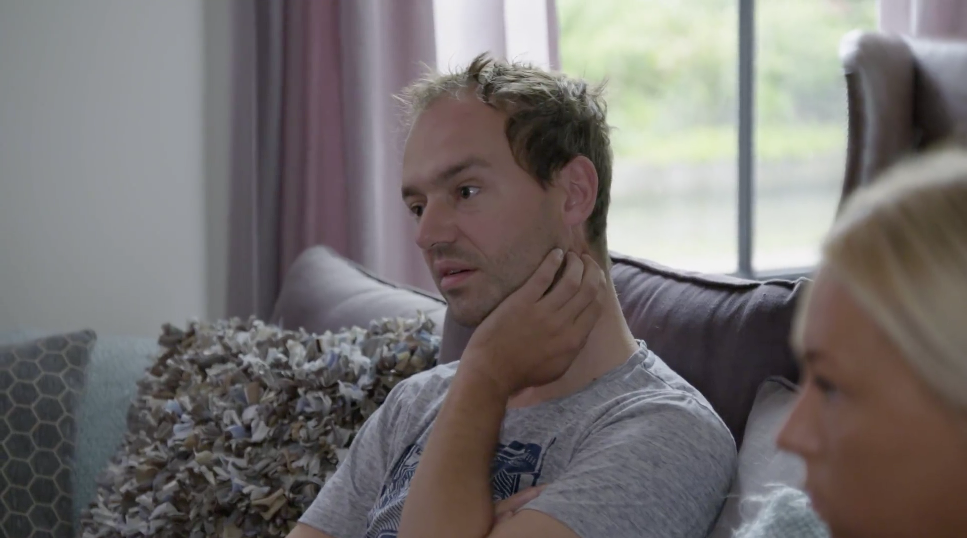 Jonge vader ziet hoe de geschiedenis zich herhaalt in Verslaafd